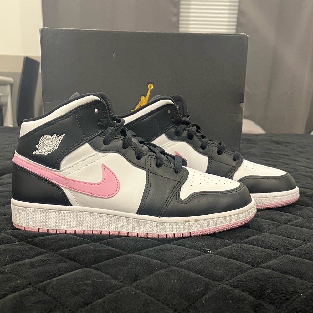 ⚠️SOLD⚠️Air Jordan 1 Mid Leather Shoes White / Arctic Pink / Black  Size 8 - Picture 2 of 14